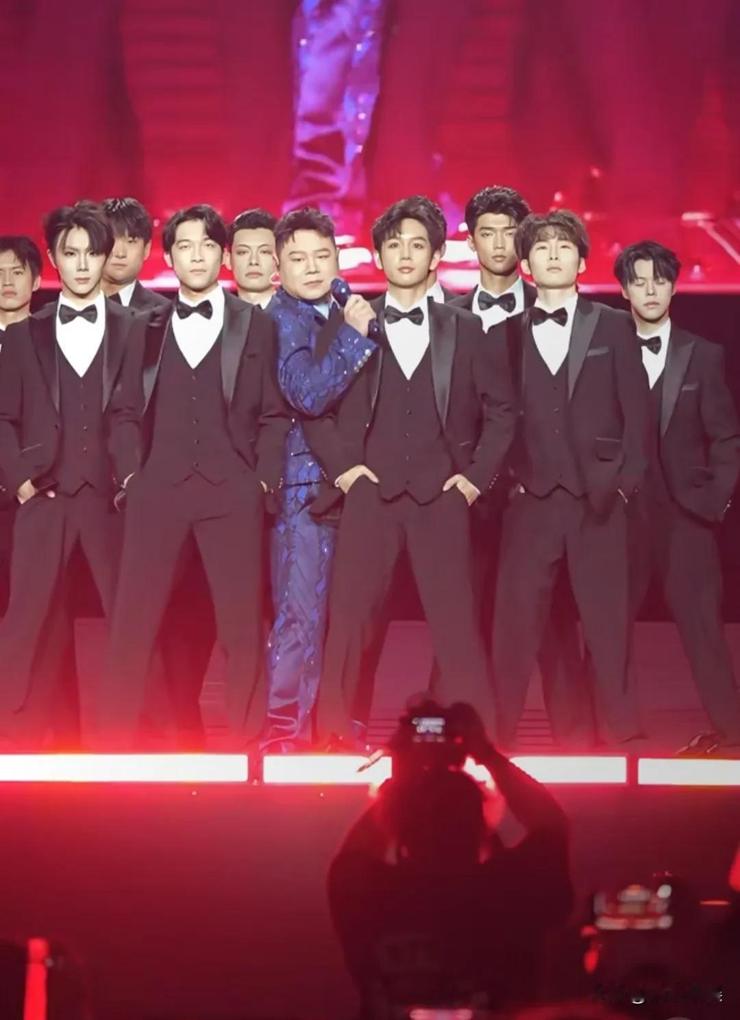 嘛哎，岳云鹏这身板真的快要比得上好搭档孙越了！岳云鹏非要唱演唱会武汉站，岳云鹏