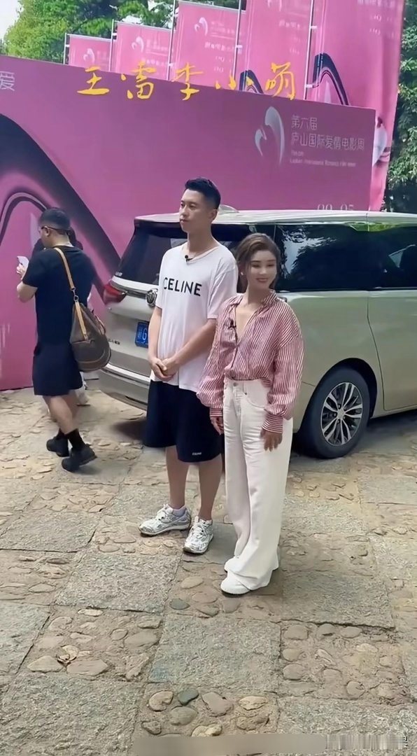 草率了，以前做梦都想娶回家的女神，真人好小只啊！​