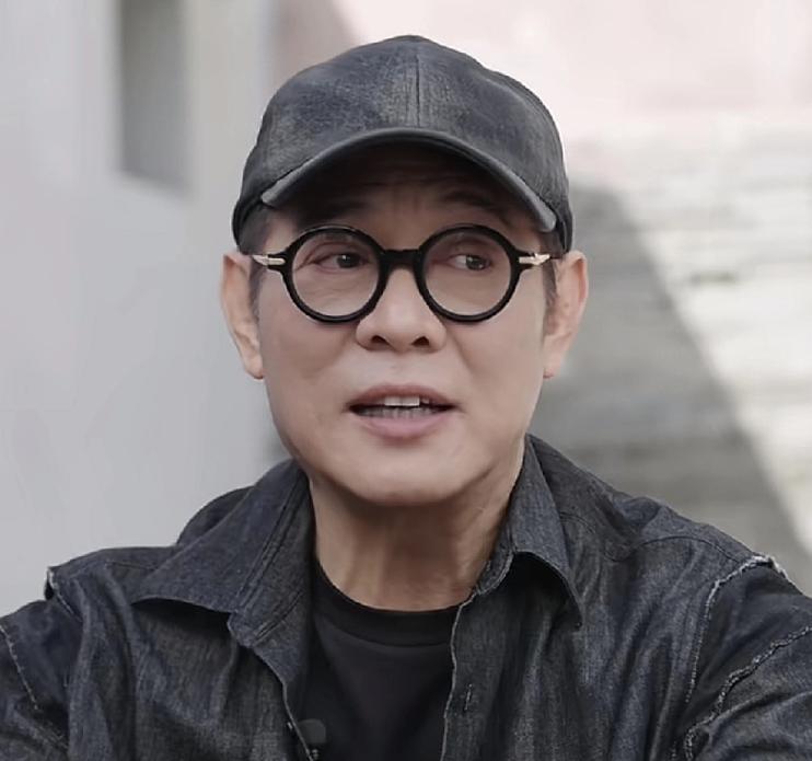 李连杰终于出现了，以无美颜滤镜的状态再次辟谣网上的一些传闻。11月12日，李连杰