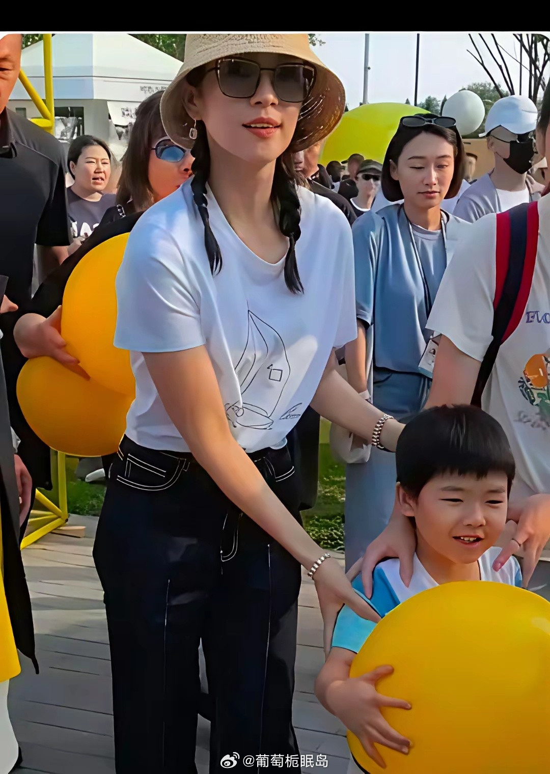 章子怡的儿子长的真像汪峰，章子怡的美貌他是一点没遗传！皮裤真是耽误了章子怡的好