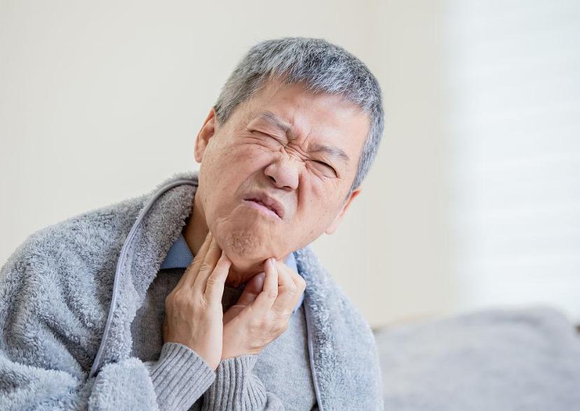 76岁老人咽喉痛以为感冒，3个月后确诊食管癌，医生：还是没引起重视咱们今天聊