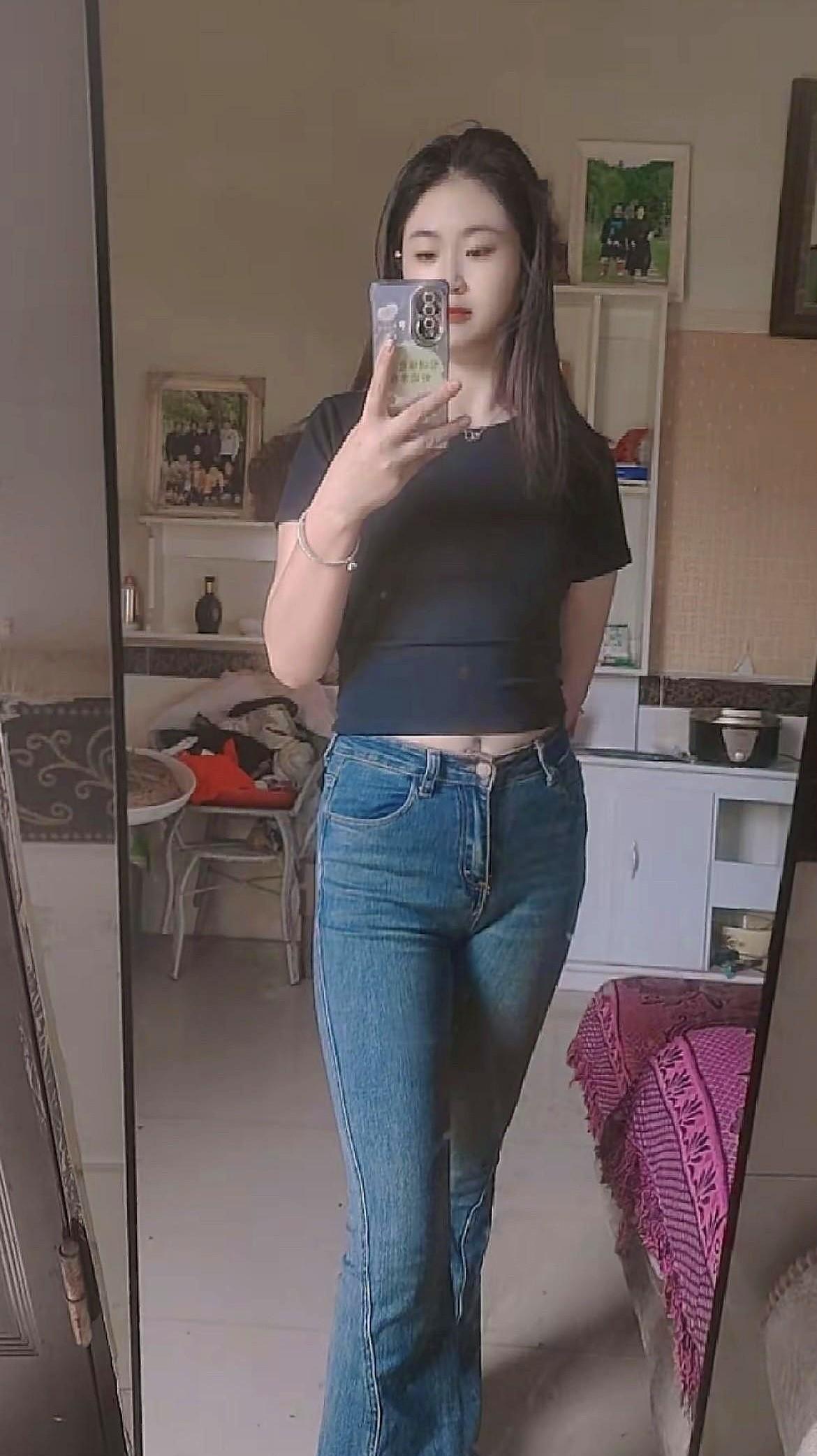 高腰一卡，腿长直接多出一截。雪纺一挂，肉肉自己往里缩。深色外套盖到膝盖以上，