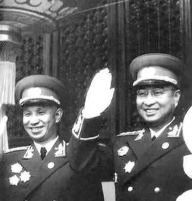 “粟裕根本不会打仗！”，1958年，陈赓大将进京开会，竟然看到有人大放厥词，陈赓