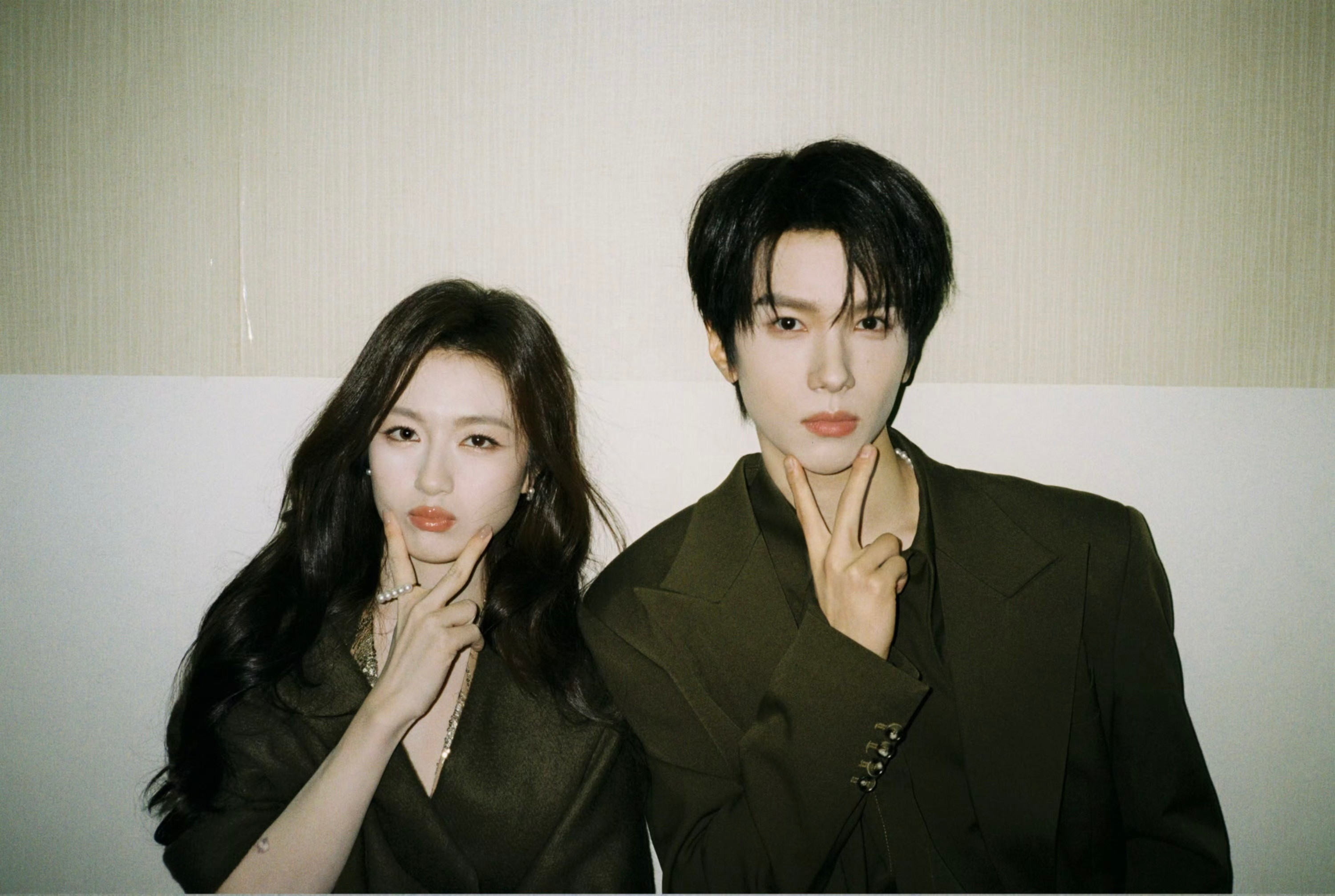 们朝雪录售后也太长了，余承恩发了和李兰迪的胶片合照，能不能求两位再搭一个本子啊！