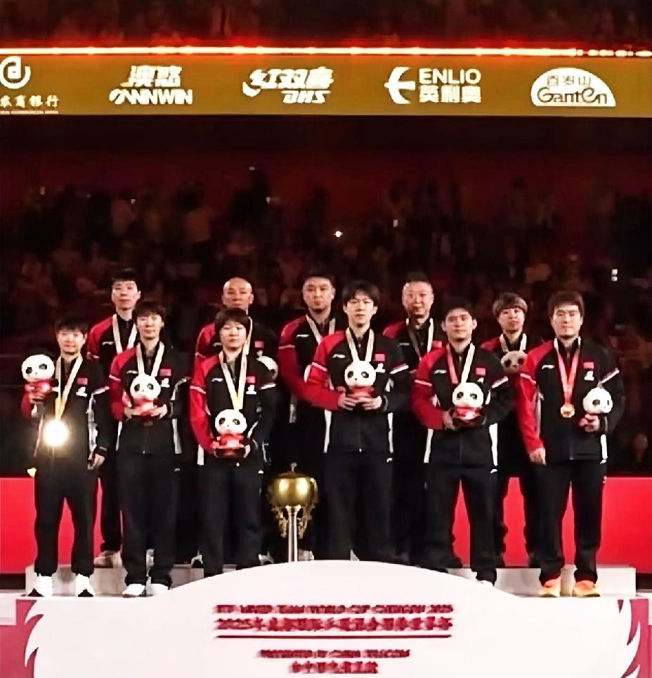 不知道大家有没有注意到这一幕，唯独莎莎戴的奖牌在发光，估计好多人都看到了。