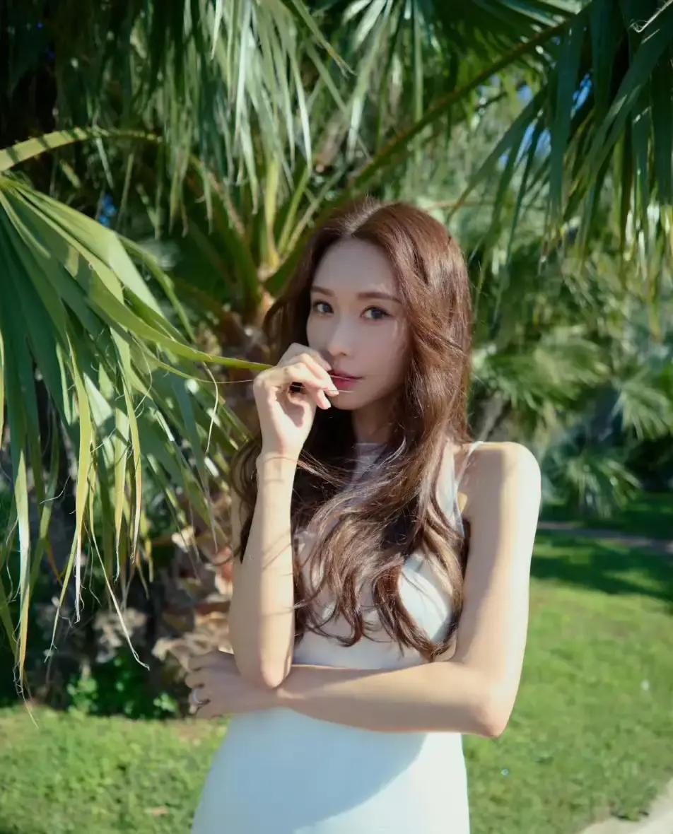 50岁还在用“少女感”形容她，是我们对时间的最大误解。生图解析她上月活动照