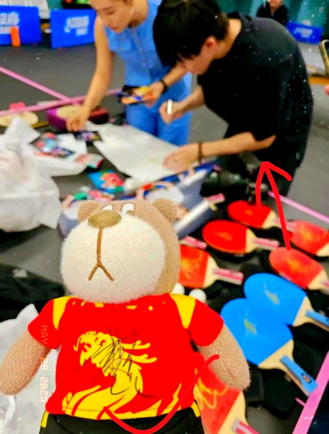 姐妹们速来吃瓜！《面对面》节目组放出录制花絮，咱们的乒乓贵公子楚钦居然在镜头