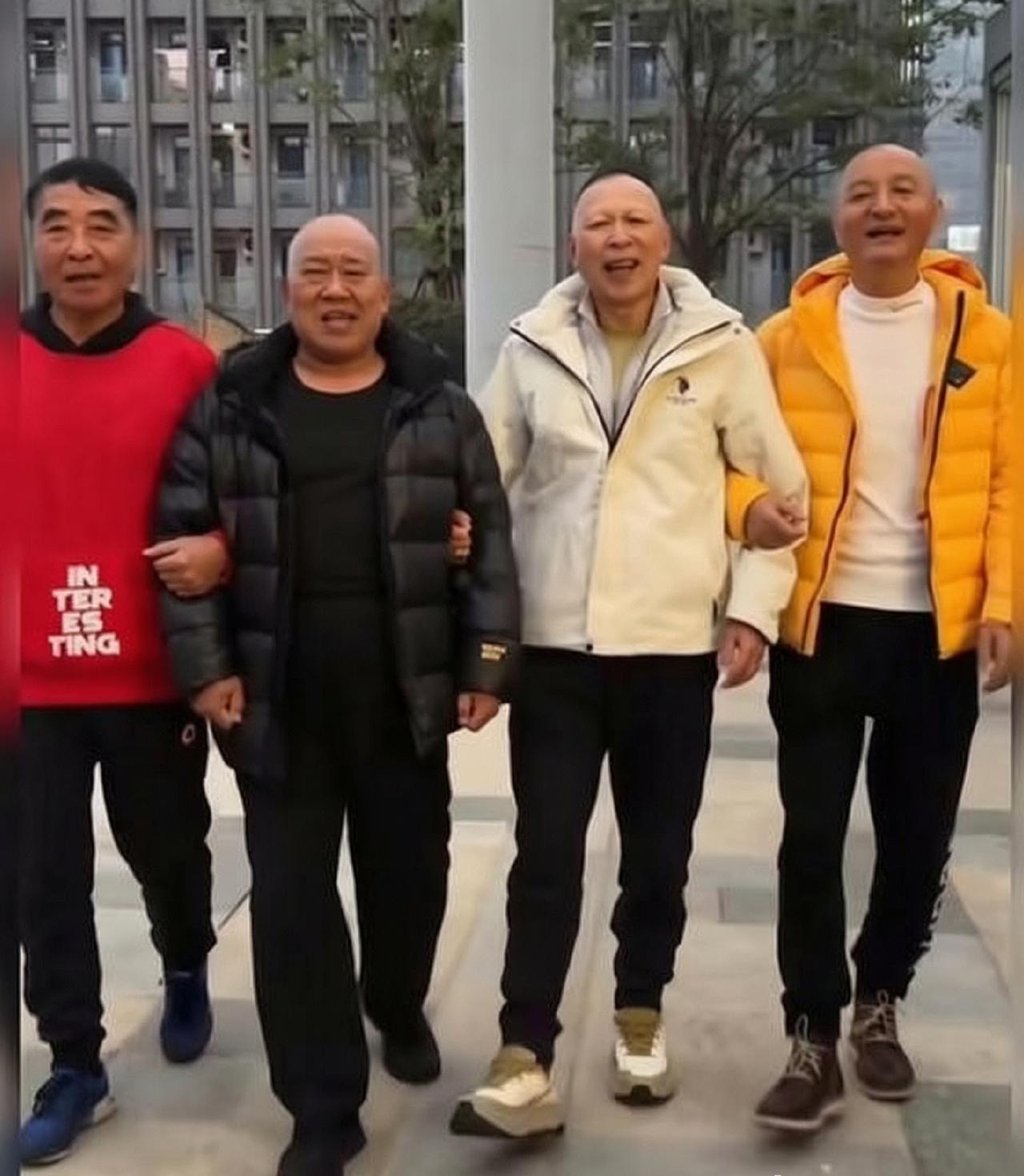 4位''恶人专业户''同框：我一眼就认出了穿着黑色羽绒服、嘴巴略微有些歪的杜