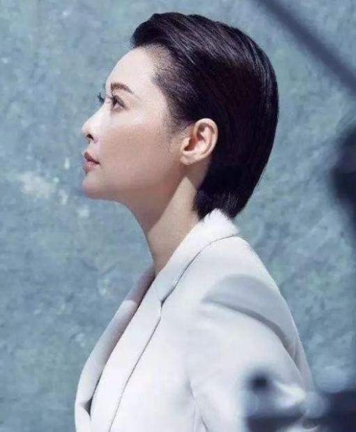 1993年，32岁徐威追求20岁的袁立，送了她两套价值800w的北京四合院，两人