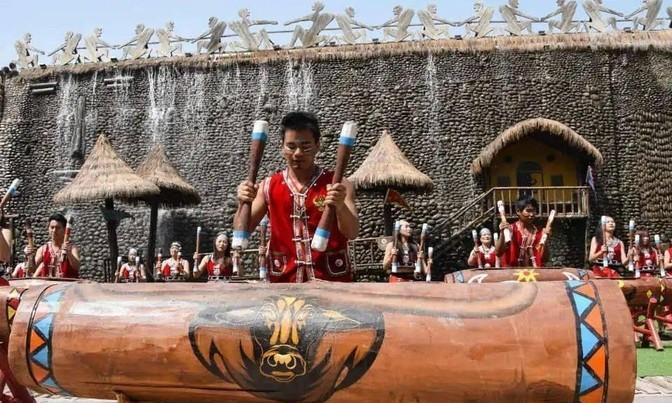 1950年，佤族头人拉勐被邀请到北京观礼，主席一见到他，就问，“听说你们佤族有人