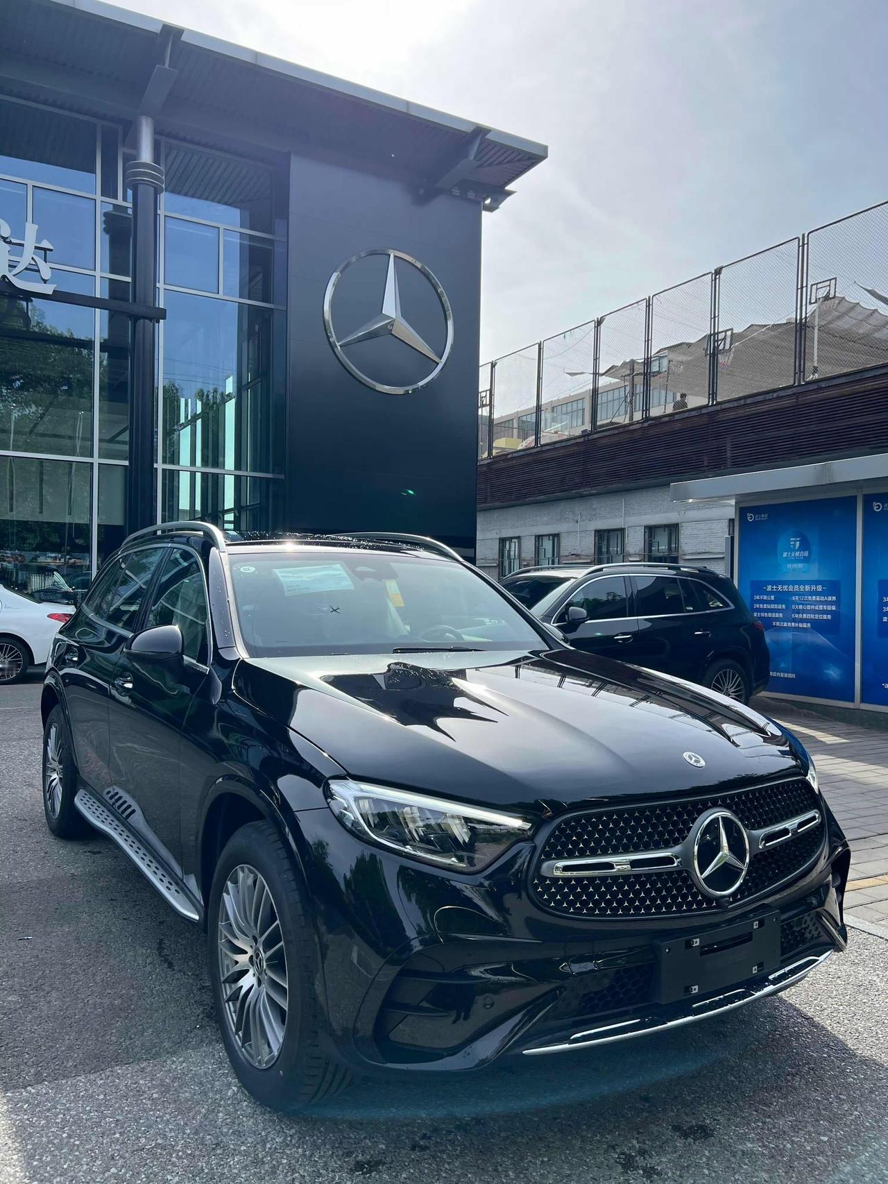 奔驰GLC300L动感型5座版值得说道说道。奔驰作为豪华汽车标杆，历史超150