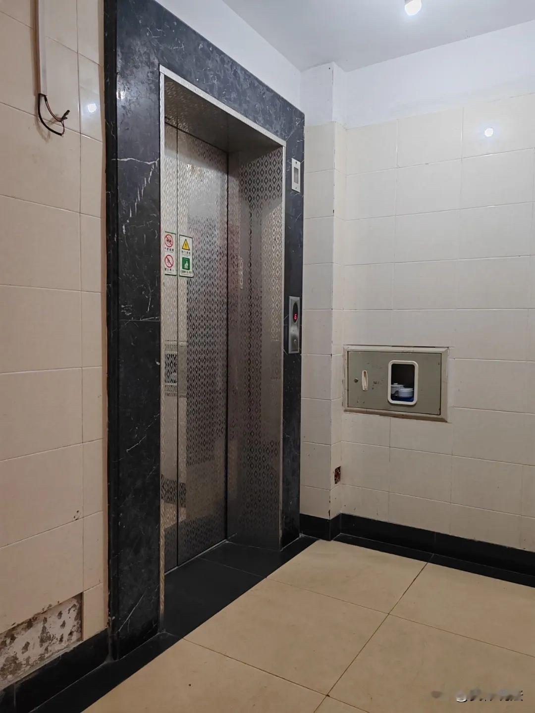 “冤不冤？”新疆阿克苏，男子在业主群里投诉业委会主任后，恰巧碰见对方妻子。对方妻