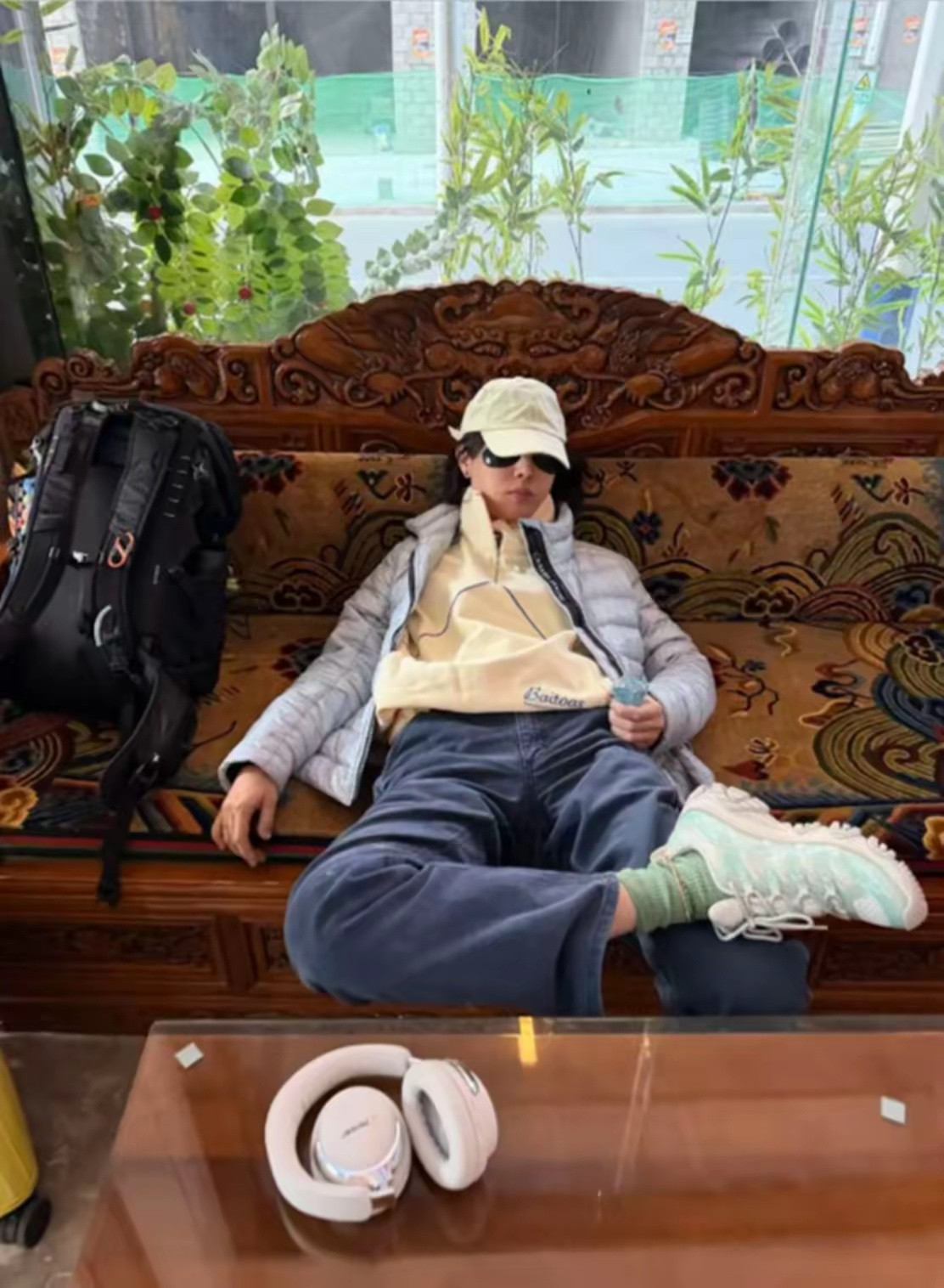 白百何西藏旅行，手握中药累得瘫坐在沙发上，脚上45码大鞋子抢镜