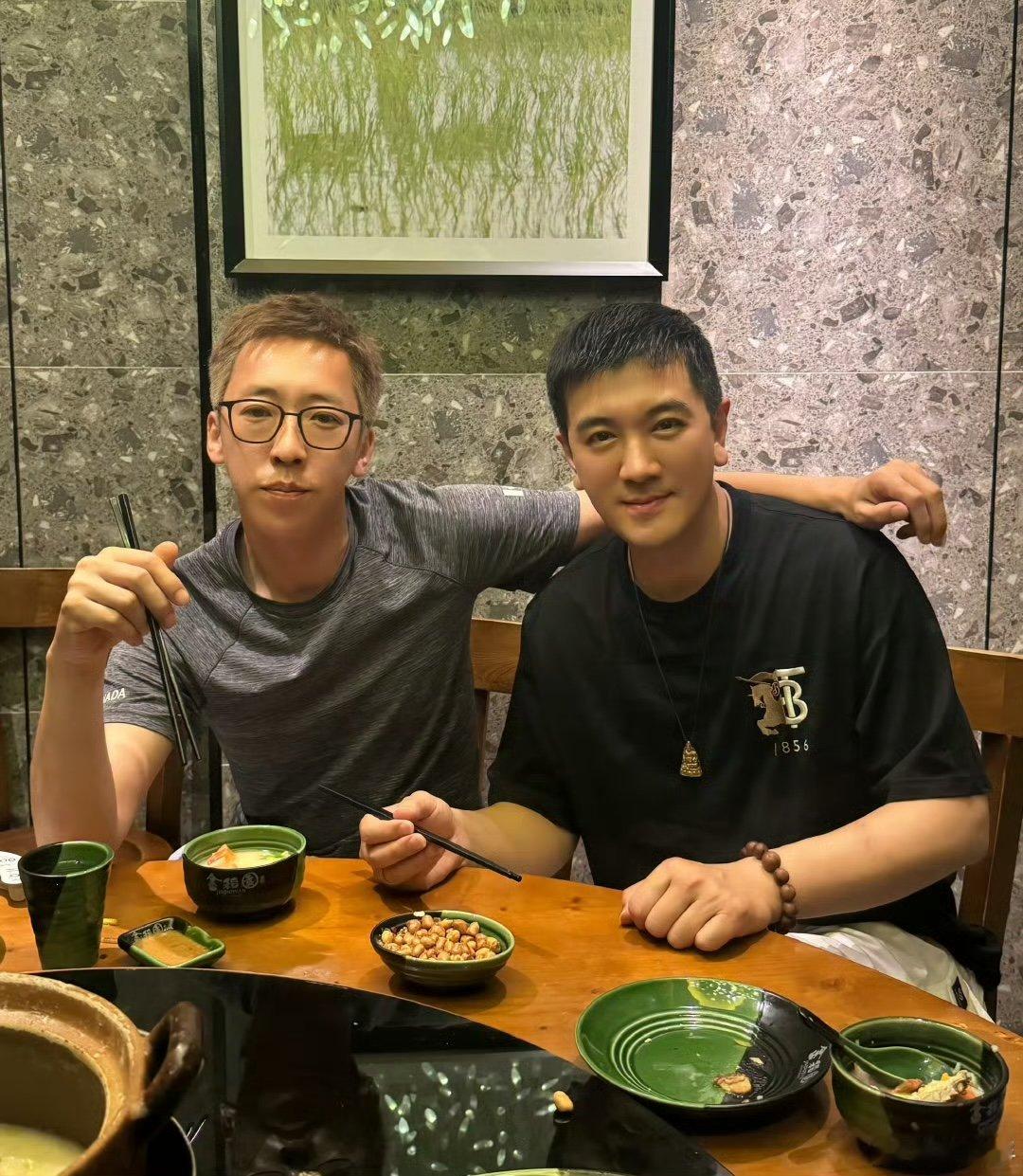 留几手杨子一盘花生米喝一宿留几手杨子聚餐照没想到节目结束直接“提货”新家人，这