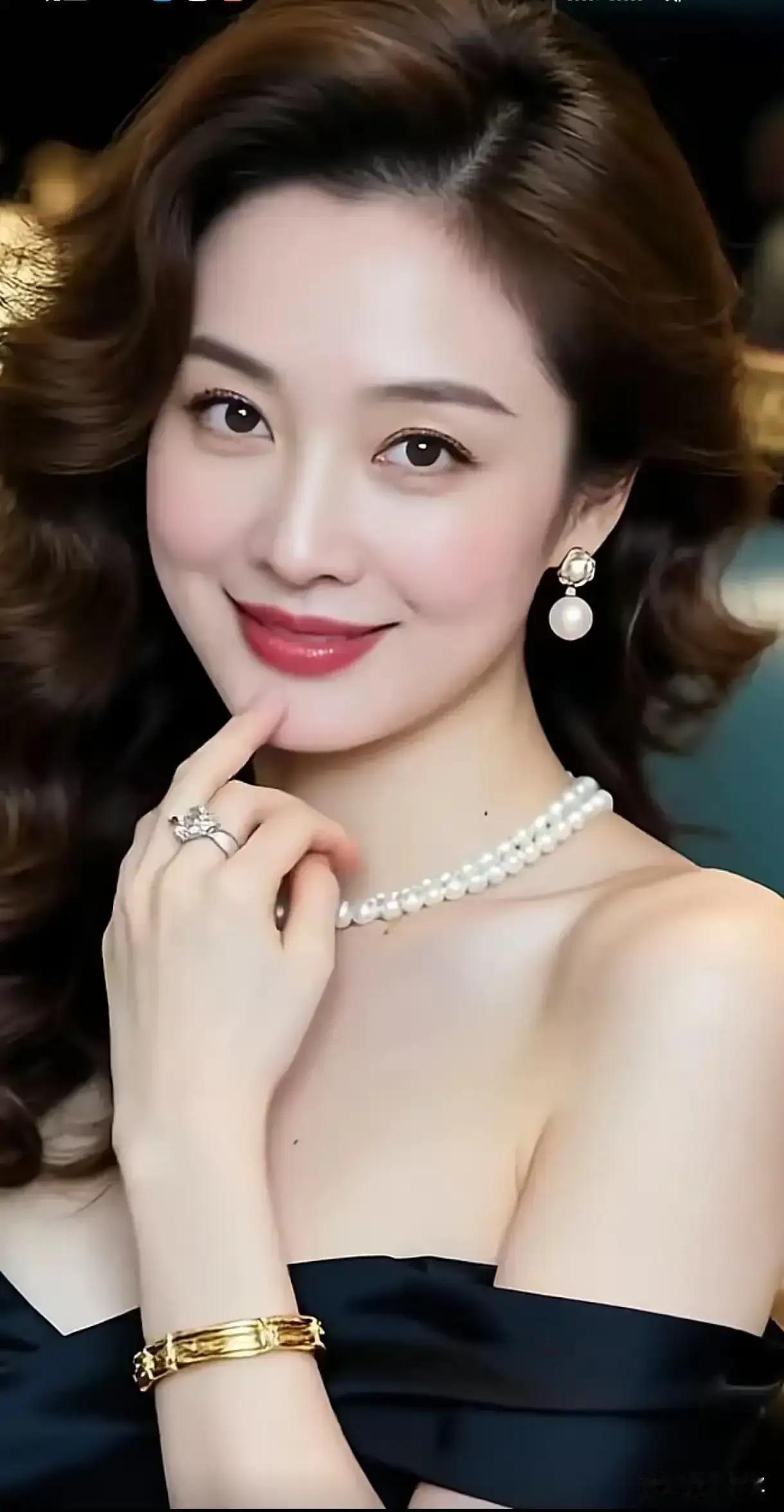 面若桃花自带香，身姿温婉又大方。人间绝色寻常见，沉鱼落雁亦芬芳。