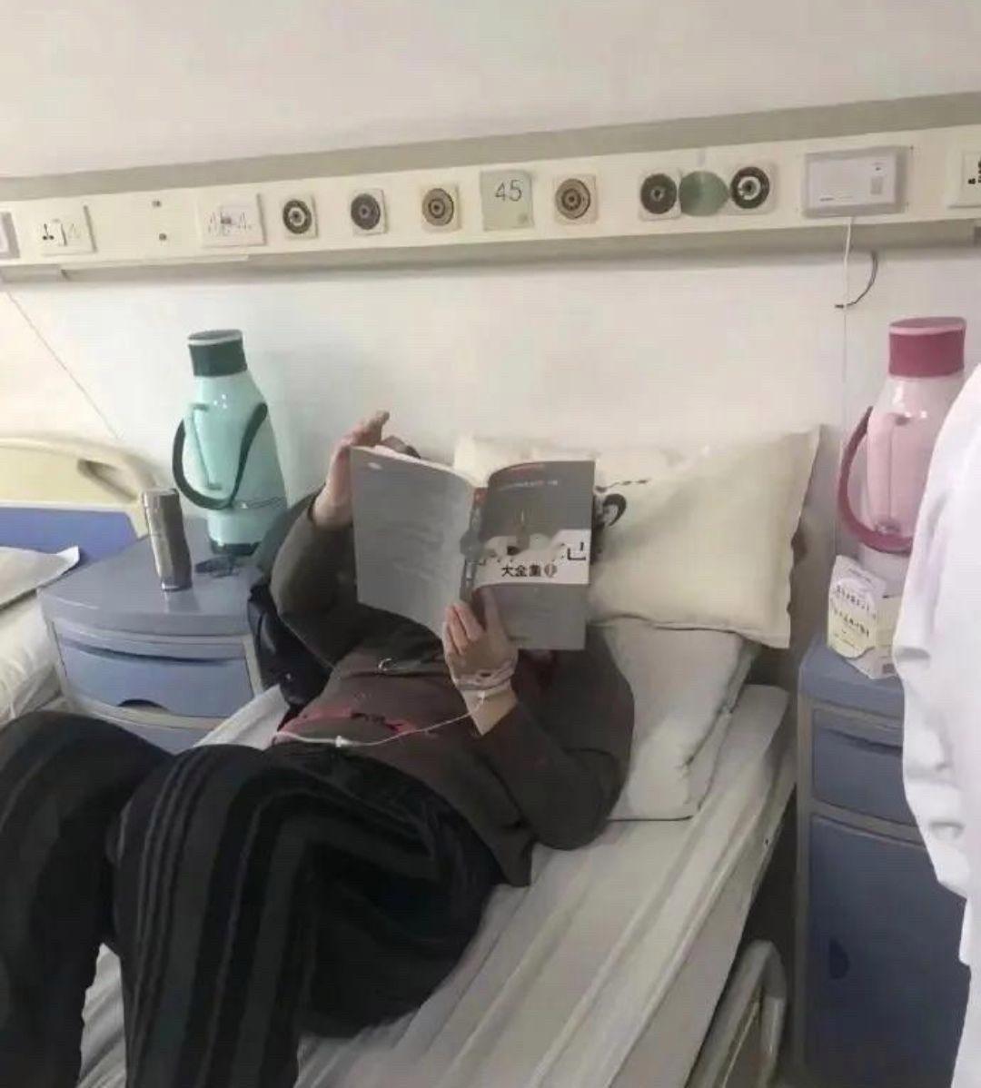 看到大妈读的书真想去劝劝她，可又怕她嫌我多管闲事