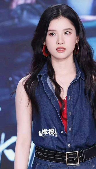 张婧仪好勇敢主动一女的以前是张婧仪看陈异背影，现在轮到陈异跟不上她脚步了，爽文剧