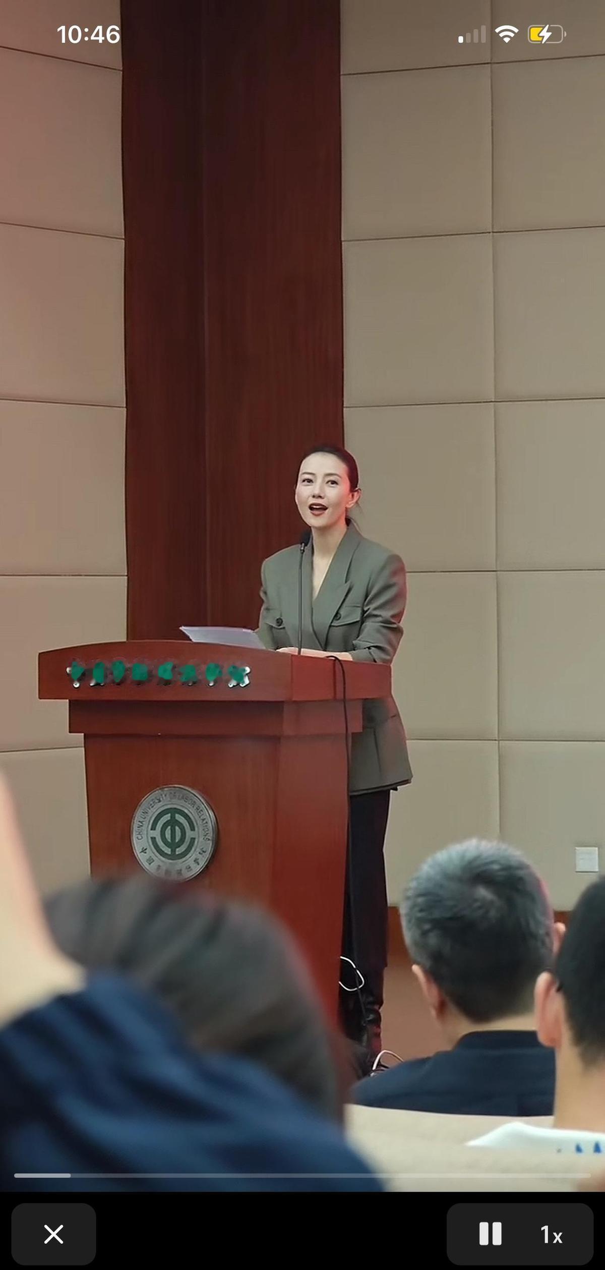高圆圆不做明星款，做“打工人战袍”。一件衬衫穿七天不重样，不是摆拍，是真能挤地