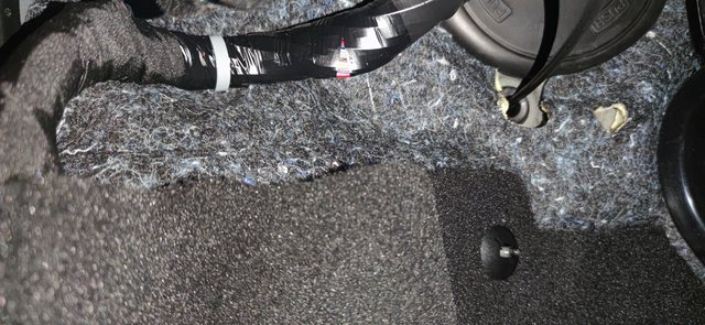 君威隔音是回收棉今天安装脚垫才发现君威用的是回收棉，和2020款的君威用的是