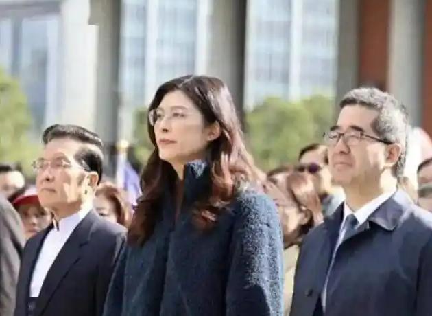 岛内绿营还在疯狂叫嚣，郑丽文却已经坐上了大陆的高规格餐桌。这顿饭吃完，两岸的底盘