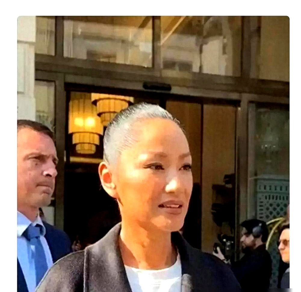 54岁瞿颖顶着半头白发走红毯，生图一流出来，脸上有褶，头发白了大半。旁边女明星还在拼命遮掩、花大价钱