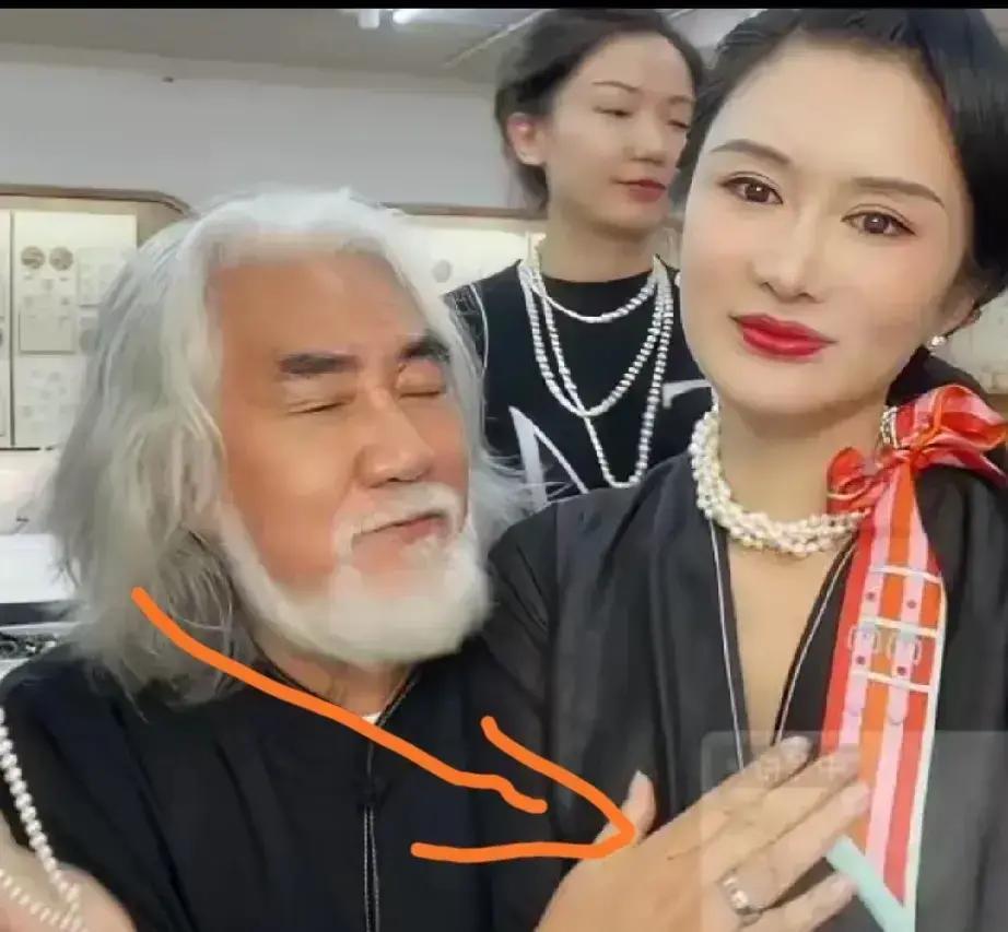 张纪中直播时把脸一沉，对着镜头砸出一句：“我有钱换老婆关你屁事？”弹幕炸成一片