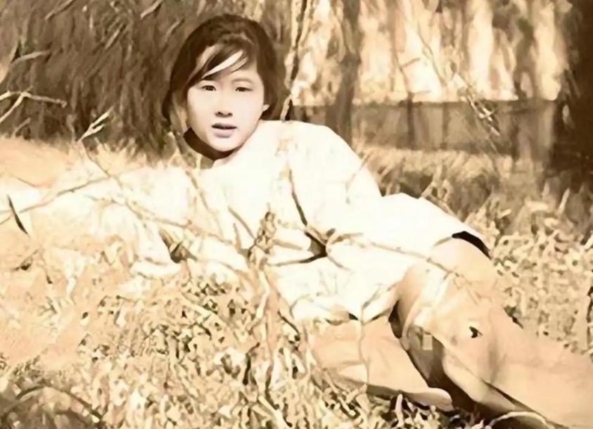 1938年，台儿庄战役中，一连长不幸中弹倒地，一位18岁的女战士上前抢救，不料被