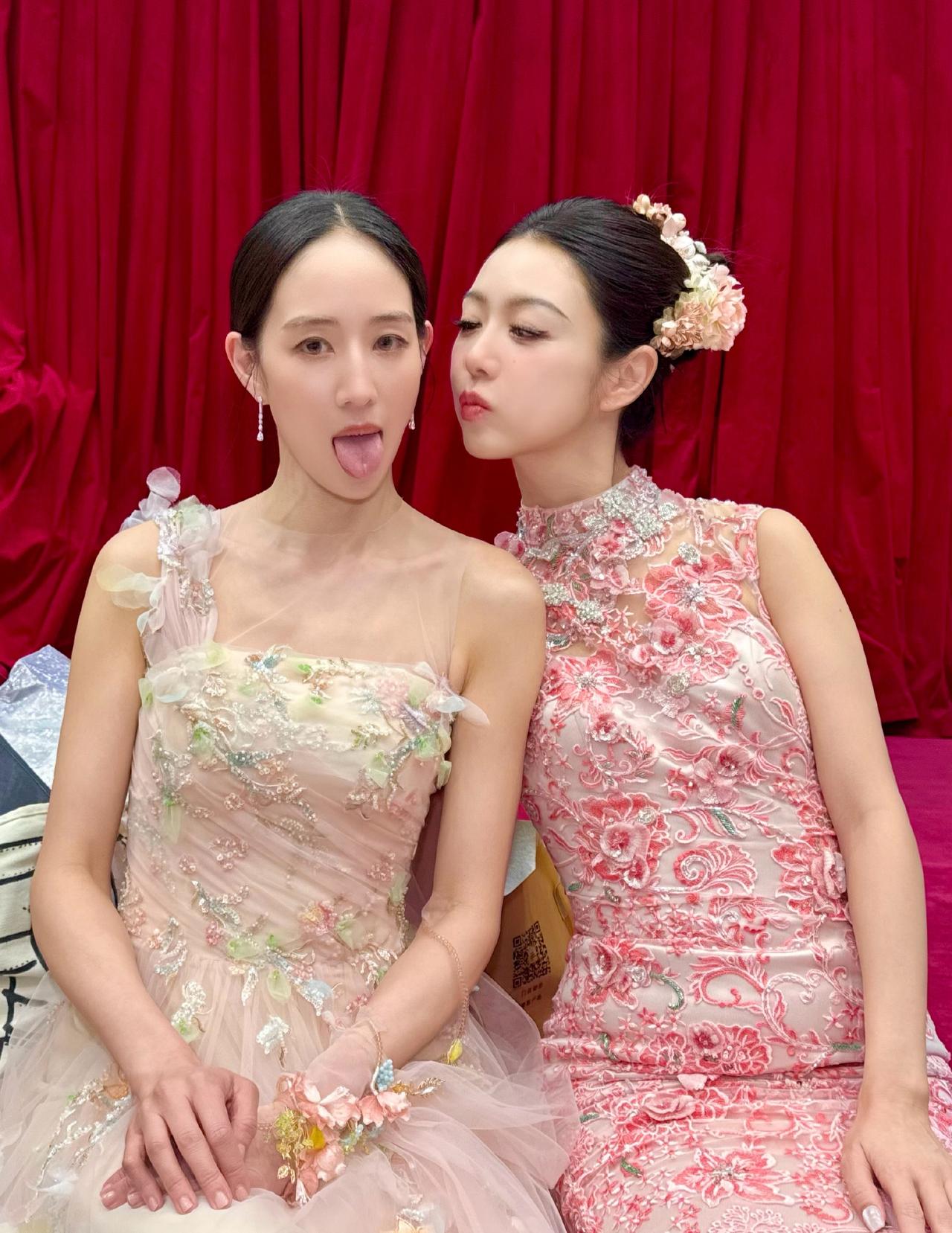 薛凯琪、张钧甯春晚后台同框，画面甜度超标！薛凯琪身穿粉色刺绣旗袍，俏皮地嘟着嘴