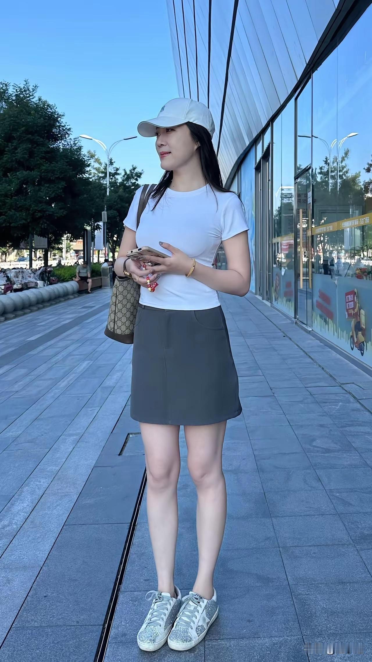 这就是传说中的“肤白貌美，大长腿”吗？腿直美女气质腿精腿细美女老婆超绝