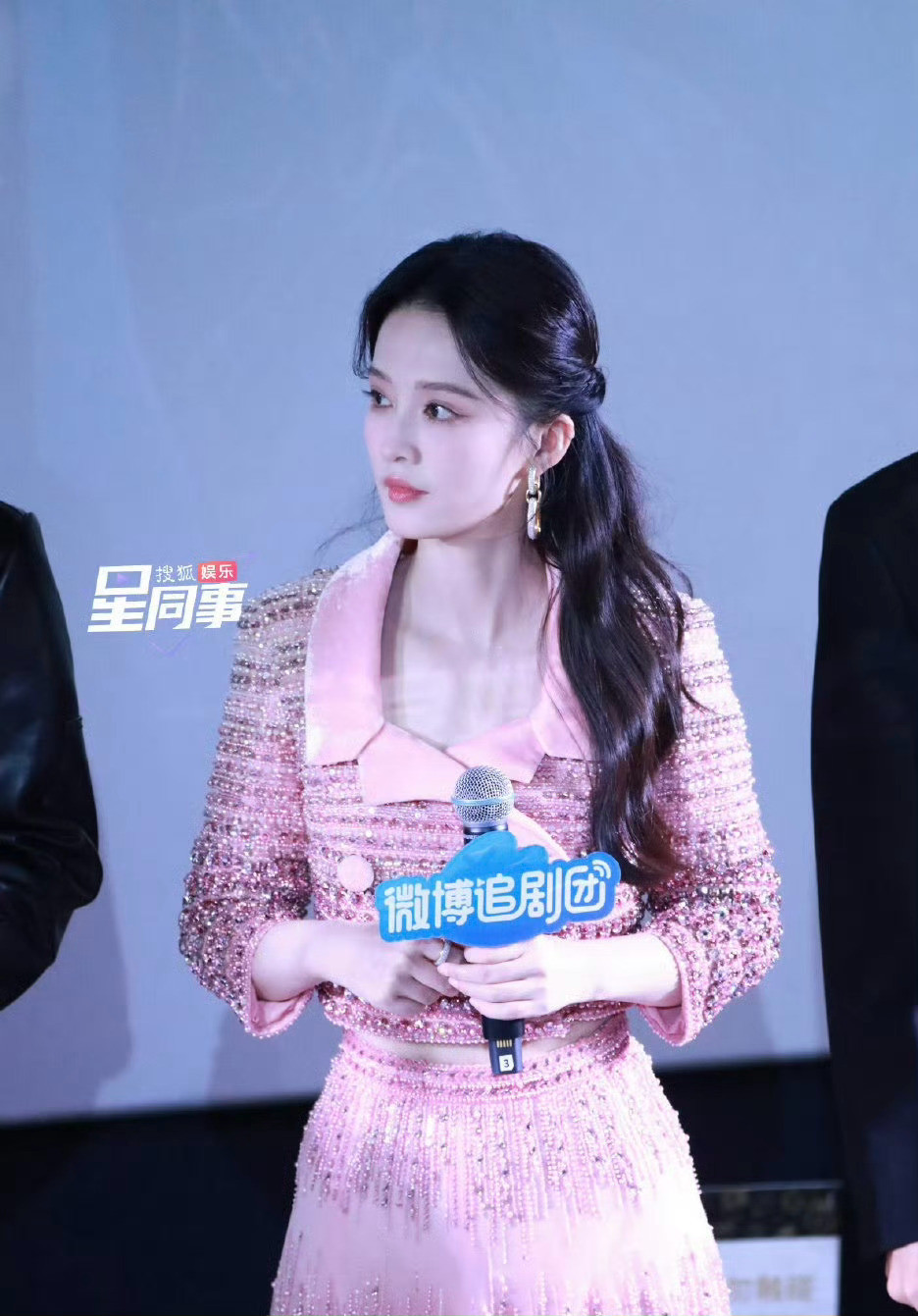 李沁这两个造型差别真大！[笑着哭][笑着哭][笑着哭]李沁造型师上热搜后立