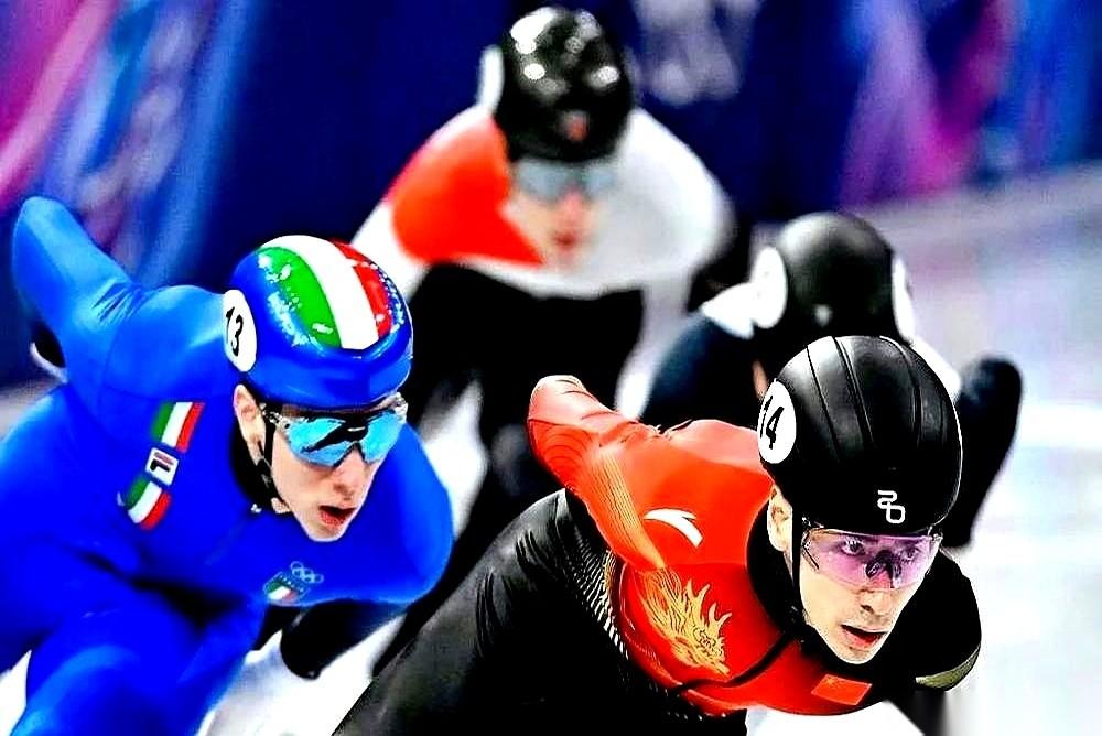 “叛徒的报应！”韩国媒体的标题，五个大字，直接砸在林孝埈脸上。镜头一转，替补