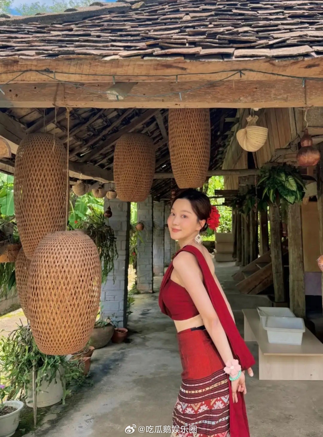 马龙老婆晒在西双版纳的生活照，夏露和俩儿子都穿少数民族服装，娘家爸爸负责拍照，后