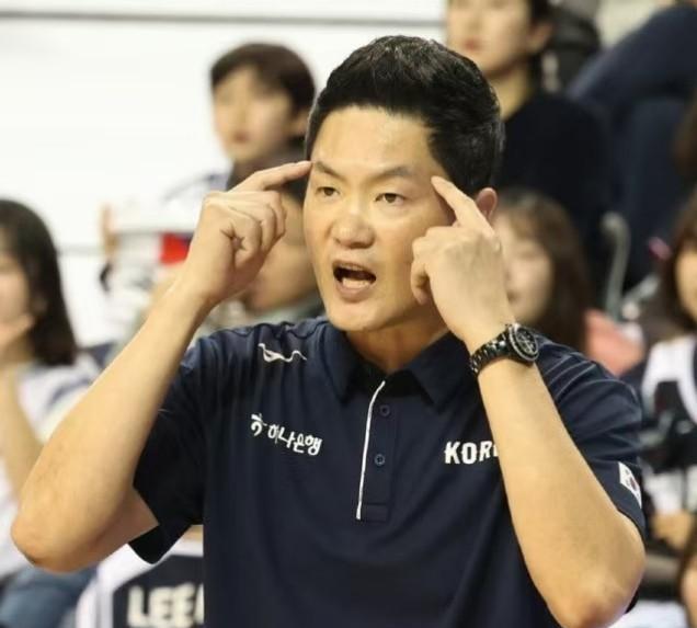 男篮亚洲区世预赛小组赛，韩国队双杀中国队。有消息称，韩国男篮主帅全熙哲是韩国篮协