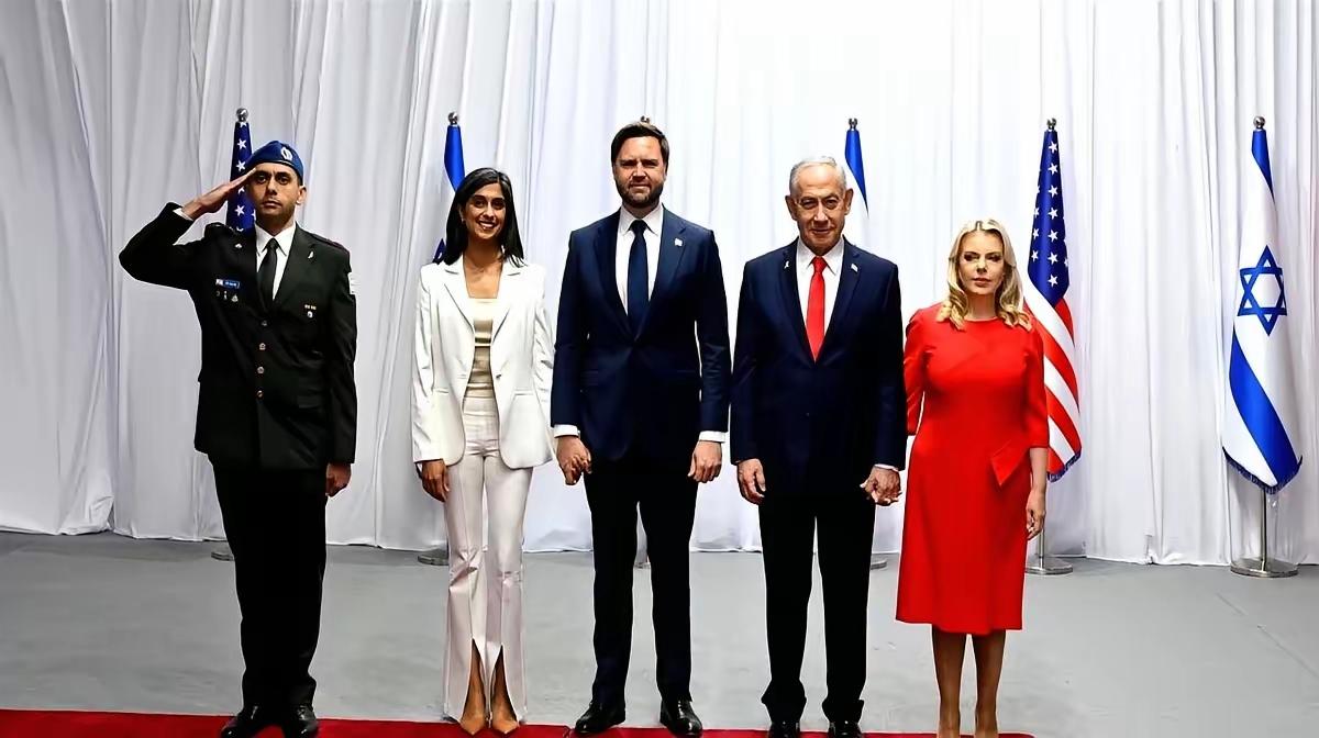 内塔先生夫妻跟万斯夫妻合影，我怎么觉得内塔夫人比万斯夫人更漂亮呢。一白遮三丑，