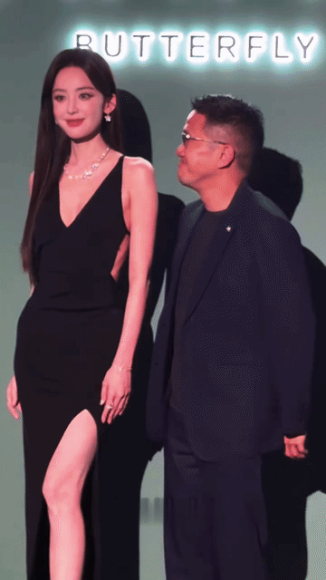 品牌方高层为了衬托古力娜扎的美真的很拼，直接平底布鞋上阵，这下好了，显得古力娜扎