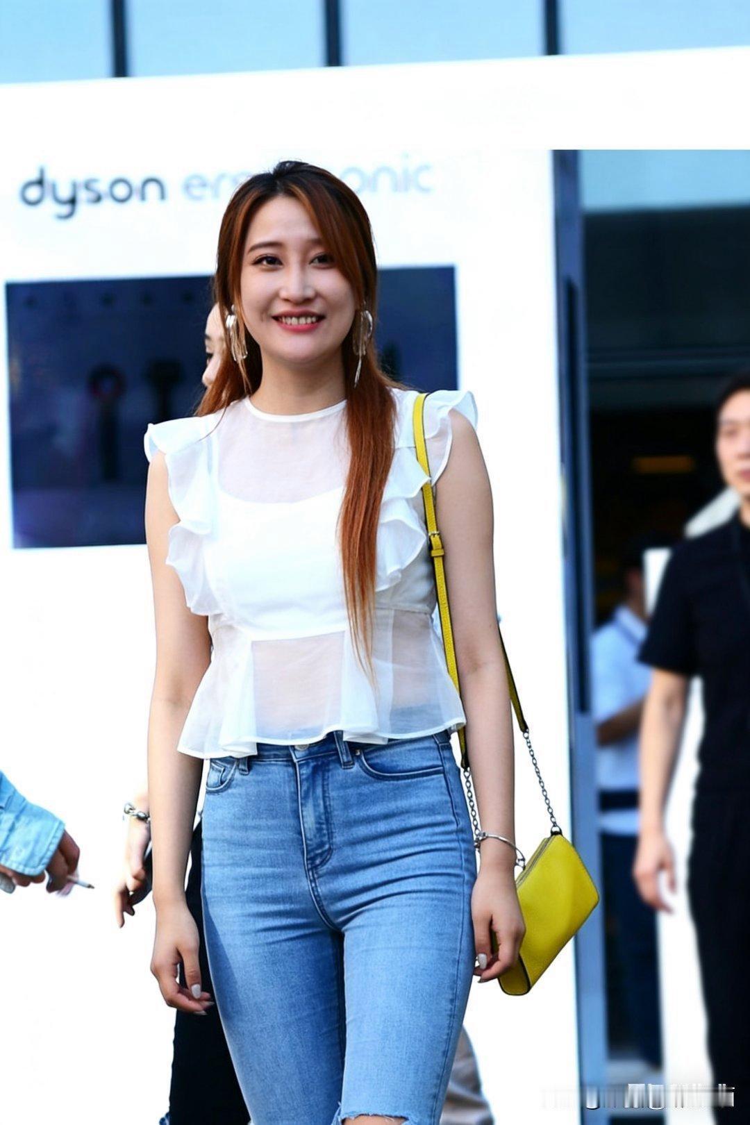 夏日想做元气少女，穿搭可得上点心！就像赵今麦那身粉甜穿搭，堪称教科书级别。粉色短