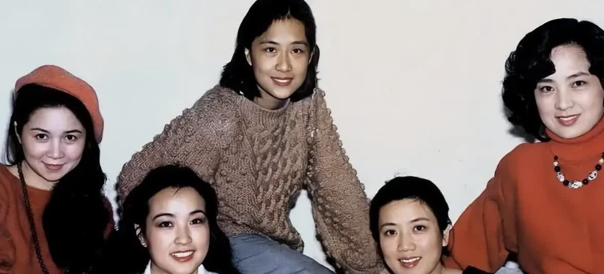 这张老照片，我敢打赌，你认识的不超过3个，我只认出来蔡明，和刘晓庆，