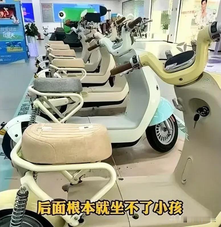 2025年12月初，雅迪终于开口道歉，他们把“毛豆”这款电动自行车下架了，这车刚