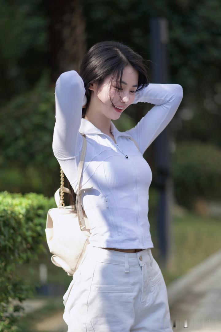 阳光下的清新少女，微笑中透着自然美！