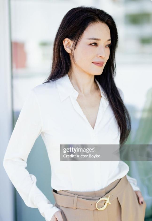 舒淇也在威尼斯她自编自导的电影《女孩》入围威尼斯电影节主竞赛单元，不过这次的风