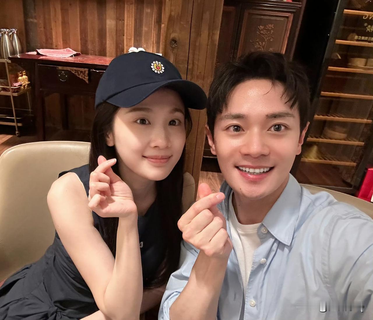 曹骏和张慧雯简直配一脸啊，太有CP感。曹骏的眼睛里永远是那么闪亮亮的，牙齿没做烤