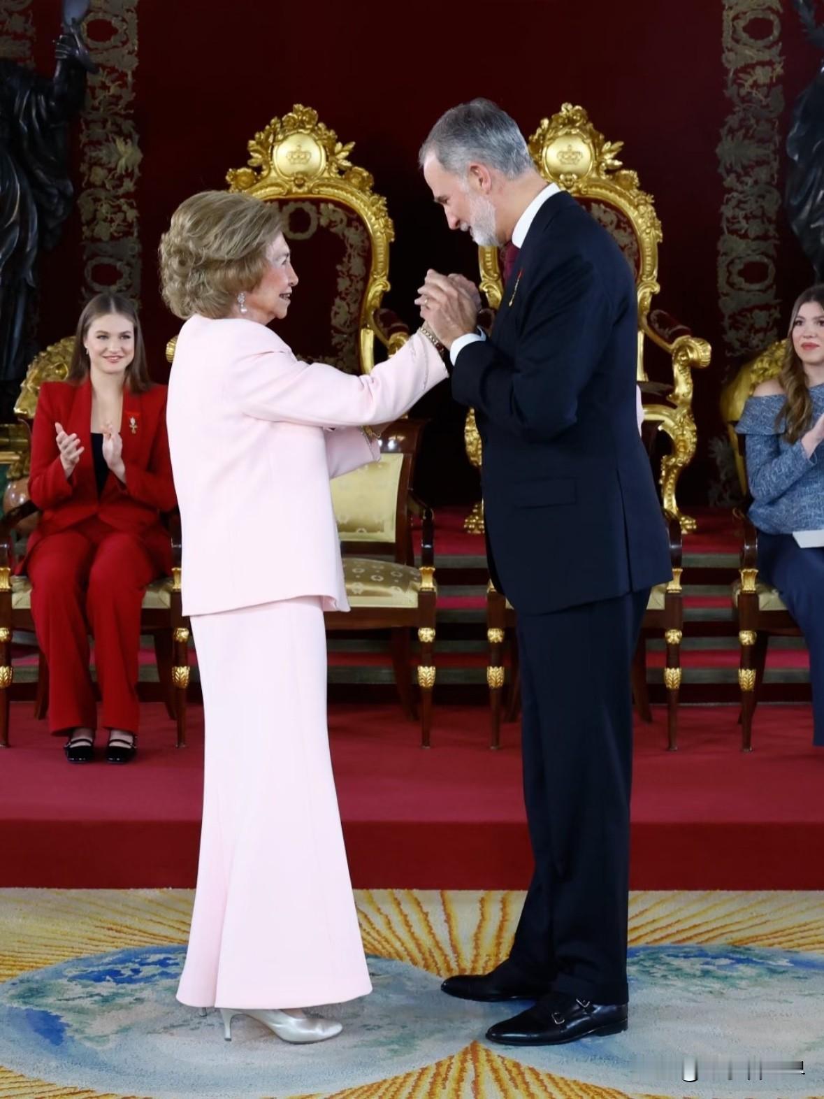 11月21日，西班牙马德里皇宫的金羊毛授勋仪式超有看点！现年87岁的索菲亚王后获