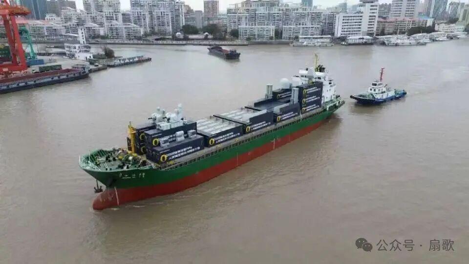 “中达79”武装集装箱轮出港海试！船头有两套近防系统。甲板上一共有15个集装