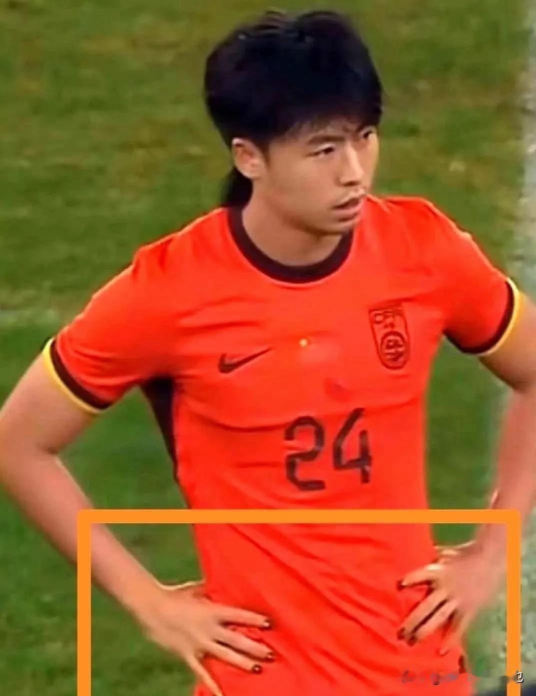 国家队男足的队员居然有做美甲上场比赛，我这是在梦里吗？国足输球我能理解，技不如