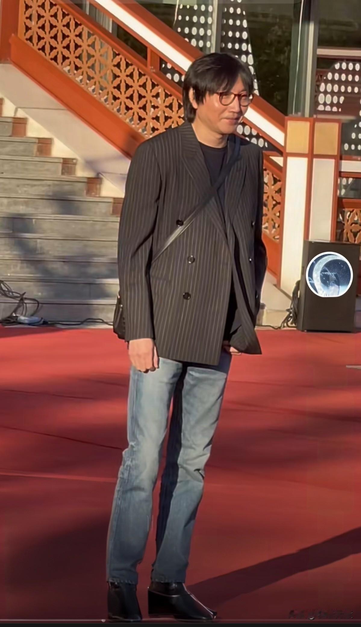 这个长相普通，外表憨厚的男人怎么也不会和国民女神高圆圆联系到一起。他是音乐才