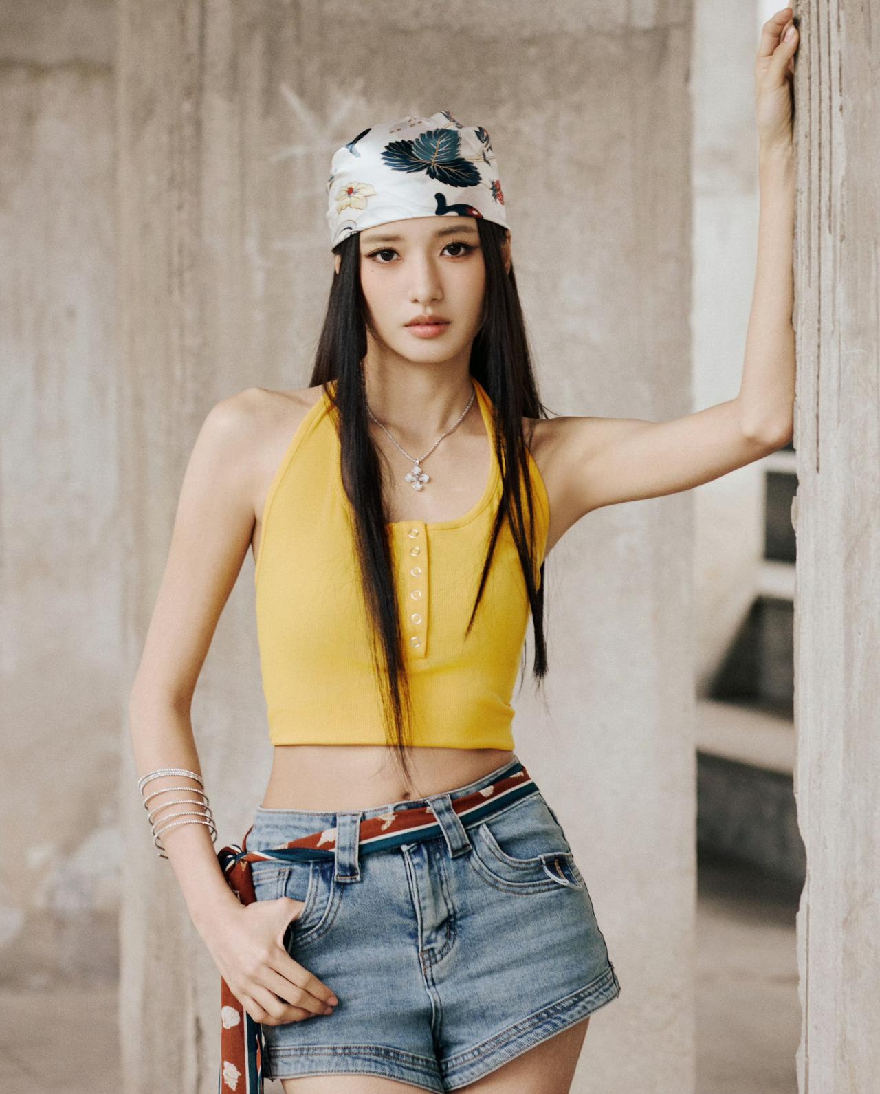 美式复古甜酷风，撞色搭配自带街头吸睛感！亮黄色挂脖短上衣+牛仔热裤，配上红