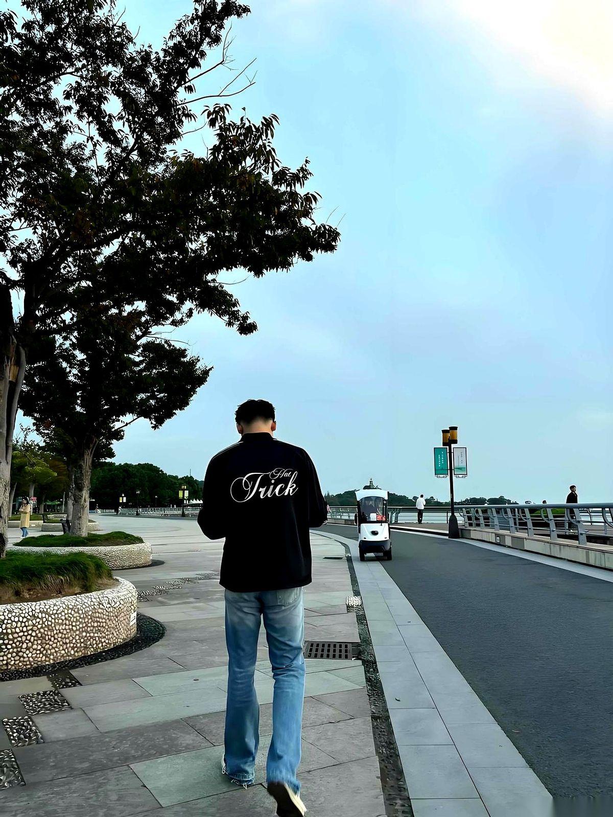 在儿科诊室门口，前面杵着个一米八几、肩宽背厚的“壮汉”。大夫推了推眼镜，一脸懵