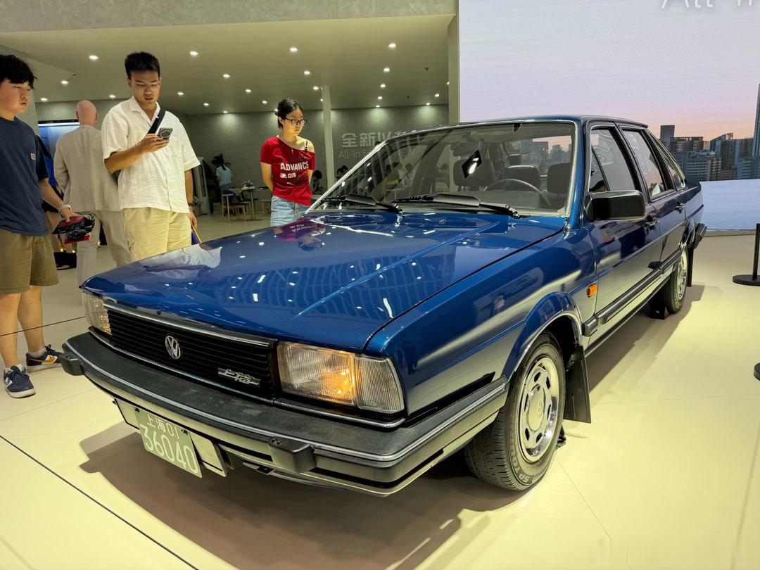 2026成都车展看了一堆新车，印象最深的还是这个桑塔纳。我印象中是车主自己翻新