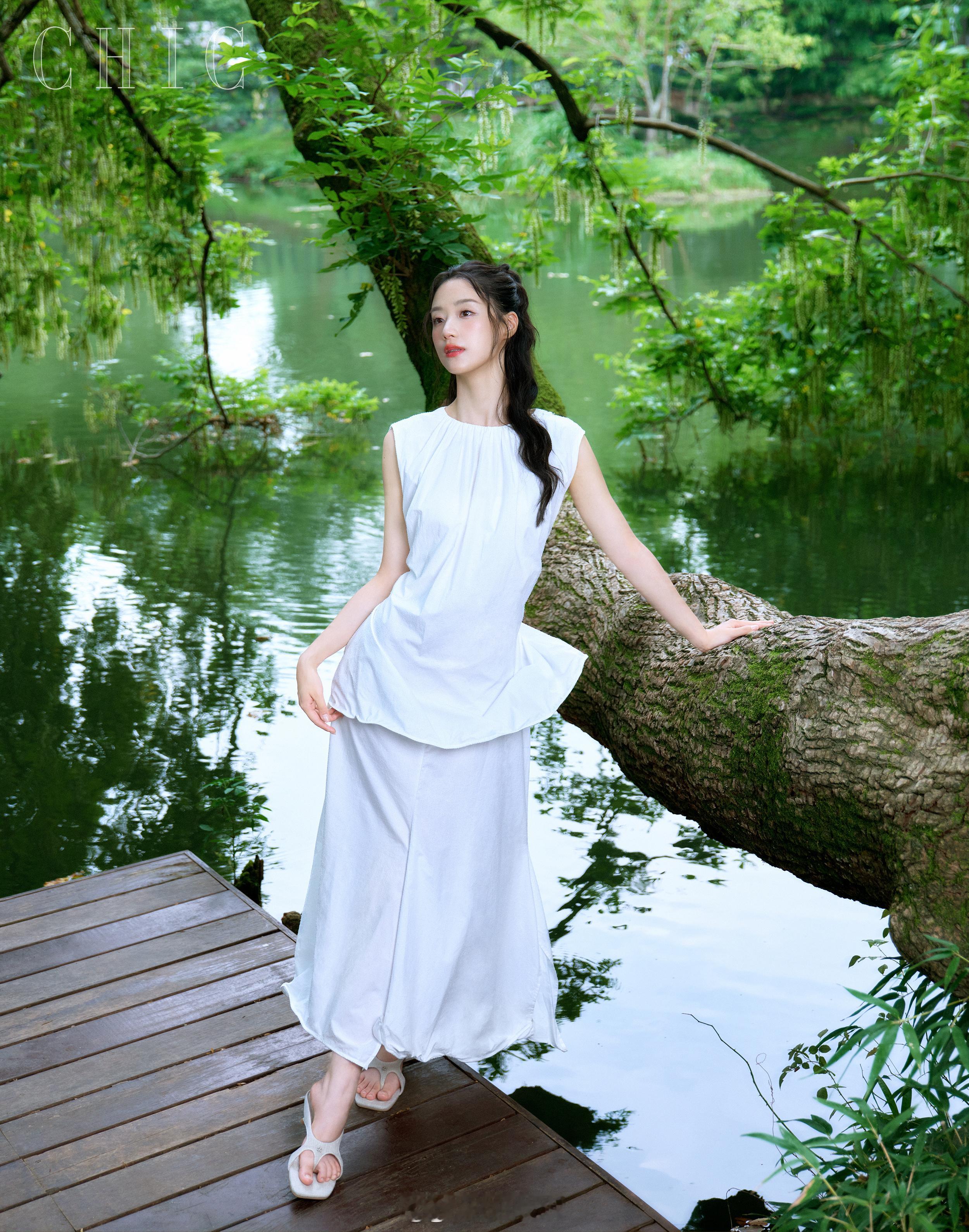 王小亿CHIC封面大片清雅淡然松弛有力美貌稳定发挥中