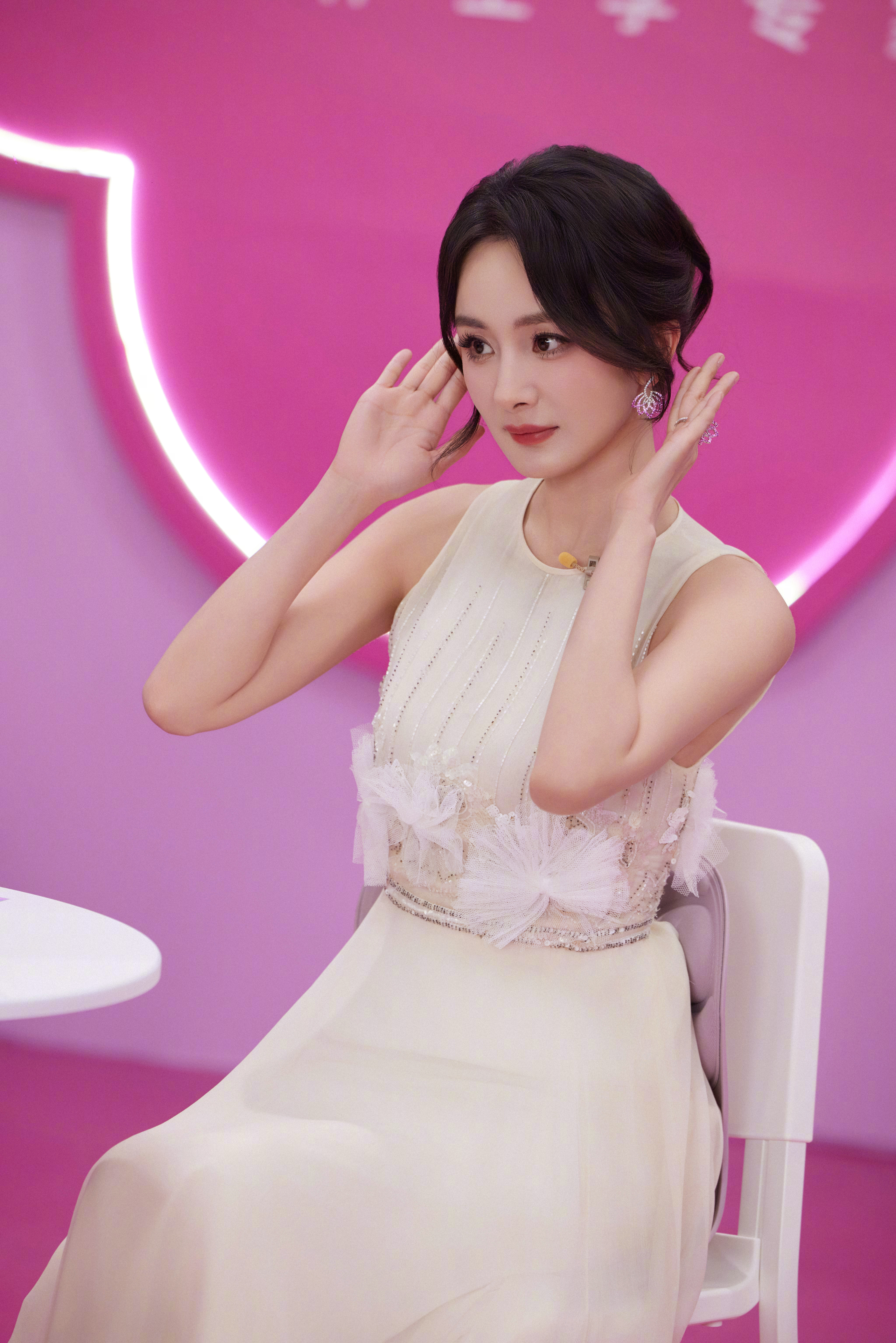 杨幂苹果掰开杨幂就这样轻而易举的拿捏小蜜蜂​​​